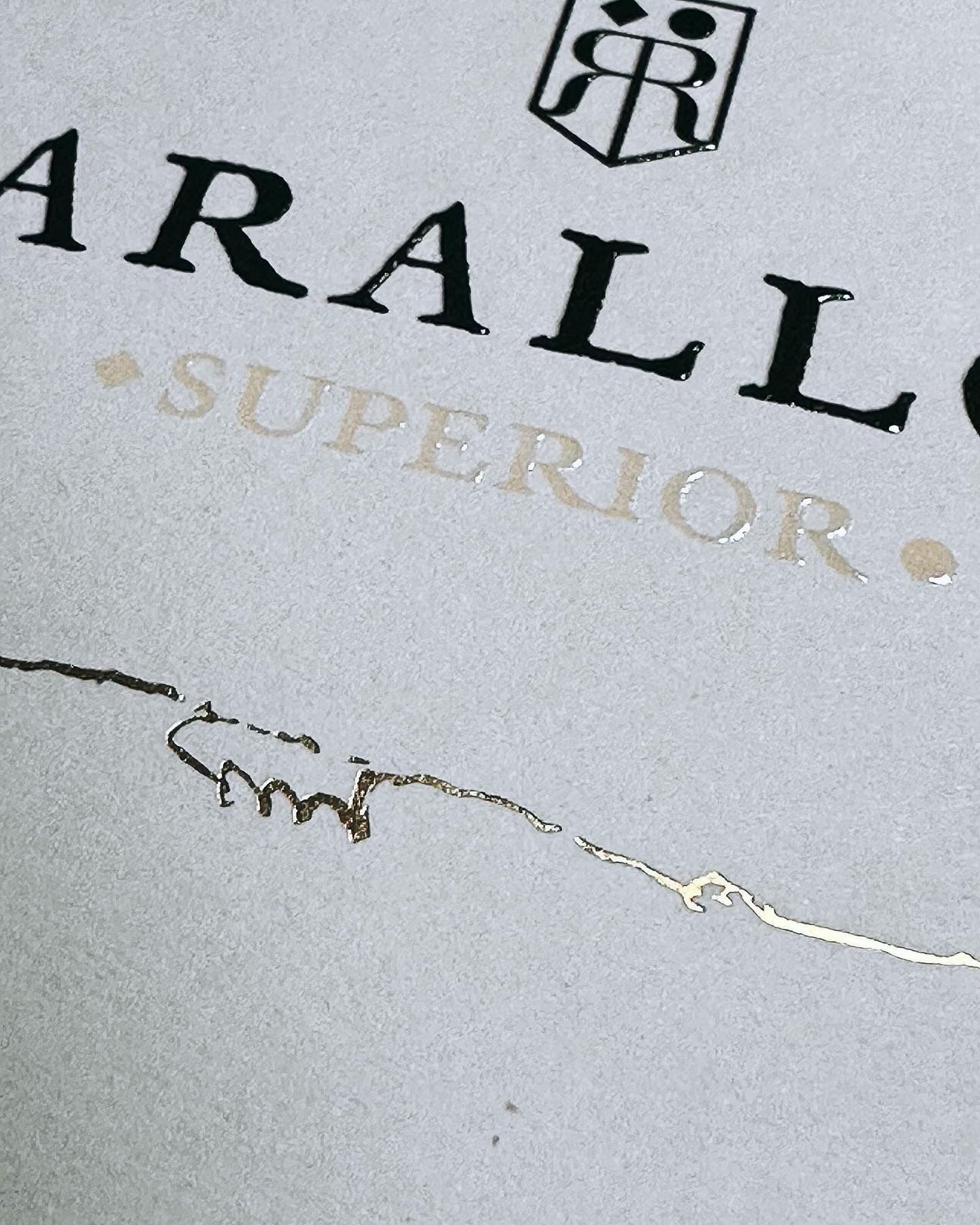 Detalle gráfico y acabados de Farallón